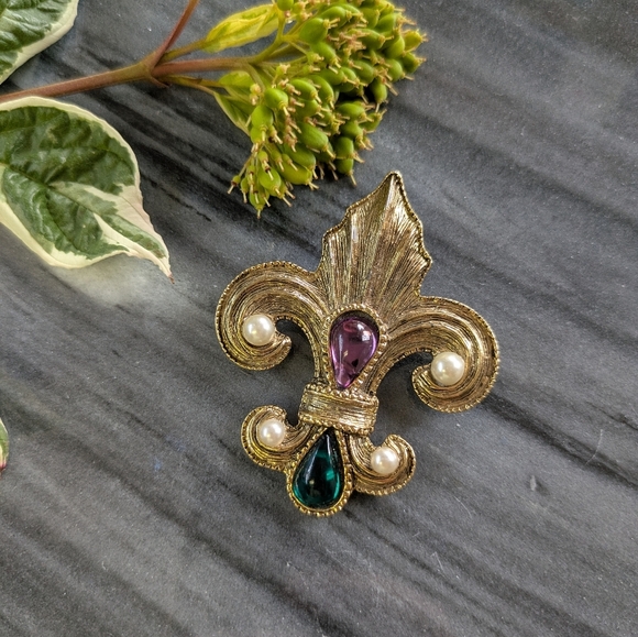 Fleur-de-Lis Brooch Antiqued Jewelled Pin Pearl/Purple & Green Gems - Picture 4 of 8